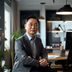 主编陈明远的专业工作照，办公室环境自然光线